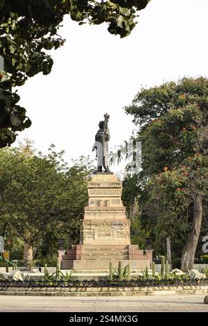 L'iconico monumento Benito Juárez incorniciato da alberi a Oaxaca Foto Stock