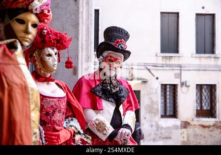 Carnevale veneziano: Partecipanti femminili e maschili in elaborati cos Foto Stock