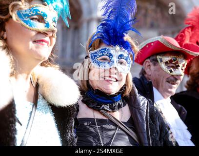 Festeggia un gruppo caucasico anziano in colorate maschere veneziane a CA Foto Stock