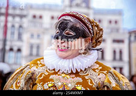 Anziana donna caucasica in costume di carnevale veneziano con ornato Foto Stock