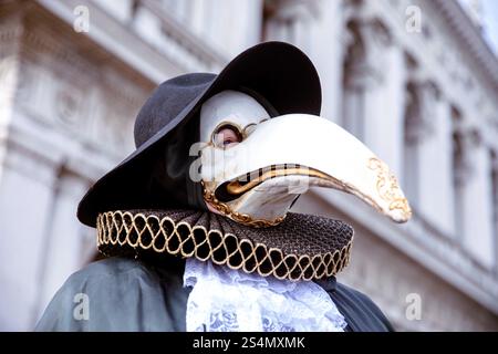 Medico della peste veneziana in costume tradizionale con maschera a becco Foto Stock