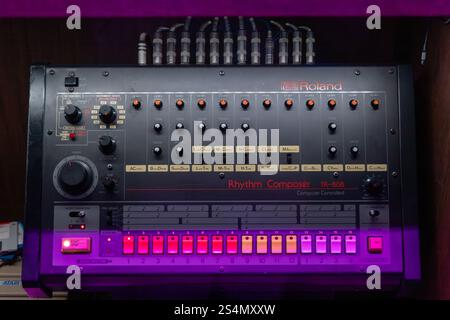 Amsterdam, Paesi Bassi. 23 marzo 2024. Classica drum machine Roland TR 808 nel museo della musica House di Amsterdam. Foto Stock
