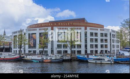 Amsterdam, Paesi Bassi. 23 marzo 2024. National Opera and Ballet Amsterdam lettere dorate sull'edificio. Lo Stopera è l'edificio di Amsterdam c Foto Stock