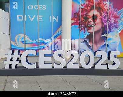 Las Vegas, USA – 13 gennaio 2025: Logo CES 2025 davanti alla fiera Foto Stock