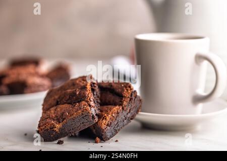 Brownie al cioccolato fatti in casa e tazza di caffè su un tavolo da cucina. Foto Stock