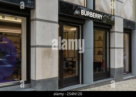 Lisbona, Portogallo. 8 dicembre 2023. Insegna Burberry sopra l'ingresso del negozio a Lisbona. Burberry Group PLC è una casa di moda di lusso britannica Foto Stock