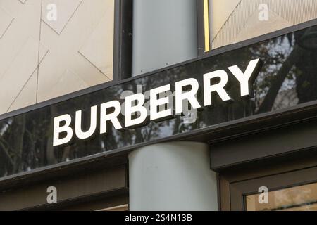 Lisbona, Portogallo. 8 dicembre 2023. Logo Burberry sopra la vetrina del negozio. Burberry Group plc è una casa di moda di lusso britannica con sede centrale i Foto Stock