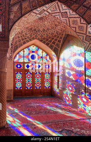 Splendida vista mattutina all'interno della Moschea di Nasir al-Mulk, Iran Foto Stock