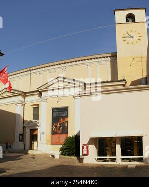 Vista laterale del Duomo di Desenzano del Garda. 21 ottobre 2025 Desenzano del Garda, Brescia, Italia Foto Stock