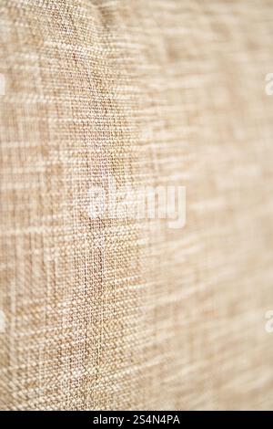 Primo piano in tessuto beige testurizzato che mostra un motivo a trama dettagliata e una superficie in materiale naturale. Foto Stock
