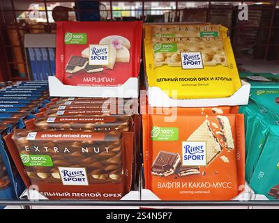Ampia scelta di barrette di cioccolato ritter sport sullo scaffale. Foto Stock