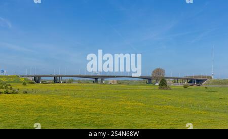 Vianen nei Paesi Bassi. 30 aprile 2023. Pontwaard e il ponte Jan Blankenbrug con l'autostrada A2, dietro il ponte che anche il Gerbrandytoren conosce Foto Stock