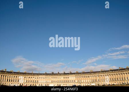 The Royal Crescent a Bath, Somerset, Regno Unito. Architettura georgiana classica in una mattinata d'inverni luminosi. Foto Stock