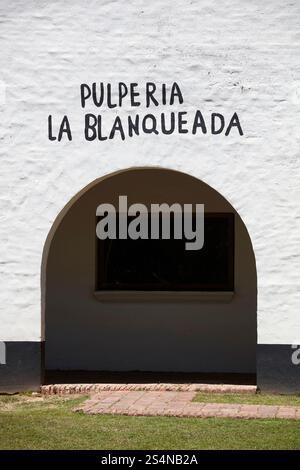 Un arco dell'antico Pulperia Bar 'la Blanqueada' a San Antonio de Areco, provincia di Buenos Aires, Argentina. Foto Stock