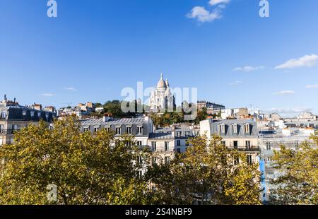 Vista delle strade di Montmartre e dei tetti degli edifici di Parigi, Francia. Parigi, Francia - 25 ottobre 2024 Foto Stock