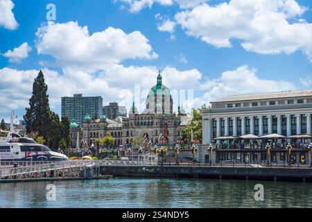 Victoria Island, Columbia Britannica, Canada. Victoria Harbor e gli edifici del Parlamento nelle soleggiate giornate estive. Inner Harbor, popolare destinazione turistica con Foto Stock