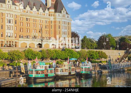 Victoria Island, Columbia Britannica, Canada. Victoria Harbor e gli edifici del Parlamento nelle soleggiate giornate estive. Inner Harbor, popolare destinazione turistica con Foto Stock