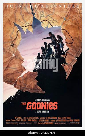 The Goonies (1985) diretto da Richard Donner e interpretato da Sean Astin, Josh Brolin e Corey Feldman. Un gruppo di bambini disadattati si imbarca in un'avventura alla ricerca del tesoro di un pirata per salvare le loro case dalla demolizione. Fotografia di un poster originale degli Stati Uniti del 1985 con un foglio contenente opere d'arte di John Alvin SOLO PER USO EDITORIALE. Crediti: BFA / Warner Bros Foto Stock