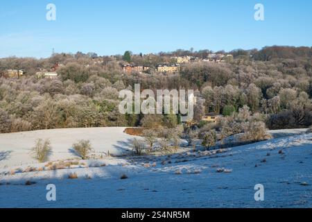 Scena ghiacciata accanto al fiume Etherow al confine tra Derbyshire e Tameside nel nord dell'Inghilterra. Foto Stock