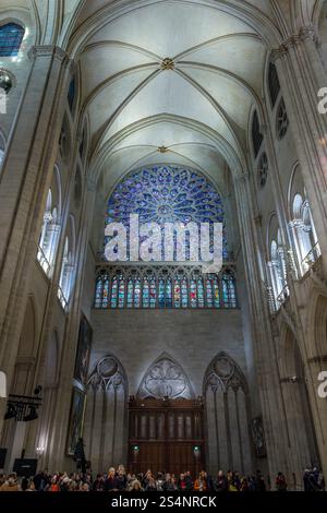 Parigi, Francia - 6 gennaio 2025: Interno della cattedrale di Notre-Dame de Paris. Vista del rosone nel coro della cattedrale dopo la ricostruzione follo Foto Stock