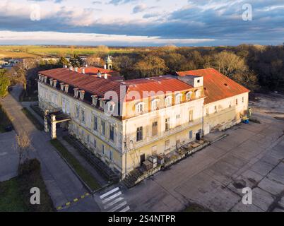 Antica residenza nel villaggio di Cifer vicino alla città di Trnava, Slovacchia Foto Stock