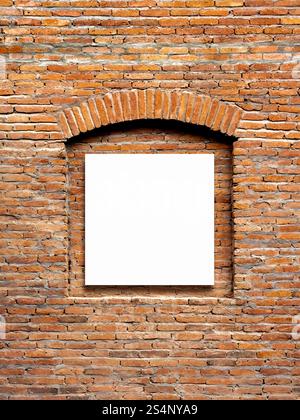 Cornice vuota quadrata mockup o poster con modello bianco all'interno di una finestra a forma d'epoca su sfondo di vecchie pareti in mattoni rossi. I cartelloni pubblicitari nello spazio vuoto collegati t Foto Stock