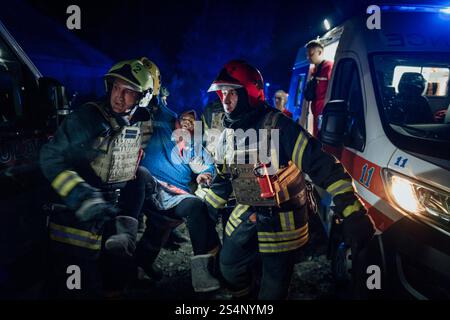 Adrien Vautier/le Pictorium - Guerra in Ucraina. 24 agosto 2024. Ucraina/Sumy - i vigili del fuoco ucraini evacuano una donna anziana dopo che un missile ha colpito una zona residenziale. Sumy, 24 agosto 2024. Crediti: LE PICTORIUM/Alamy Live News Foto Stock