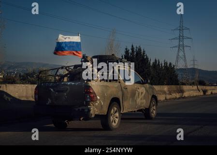 Siria. 18 dicembre 2024. Adrien Vautier/le Pictorium - basi militari russe dopo la caduta del regime siriano - 18/12/2024 - Siria - Un veicolo delle forze speciali russe sulla strada per Tartous. 18 dicembre 2024. Crediti: LE PICTORIUM/Alamy Live News Foto Stock