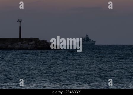 Adrien Vautier/le Pictorium - basi militari russe dopo la caduta del regime siriano - 18/12/2024 - Siria/? tartous? - Una nave da guerra russa al largo del porto di Tartus. 18 dicembre 2024. Crediti: LE PICTORIUM/Alamy Live News Foto Stock