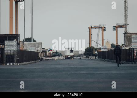 Adrien Vautier/le Pictorium - basi militari russe dopo la caduta del regime siriano - 17/12/2024 - Siria/? tartous? - Ingresso alla base russa sul porto di Tartous. 17 dicembre 2024. Crediti: LE PICTORIUM/Alamy Live News Foto Stock