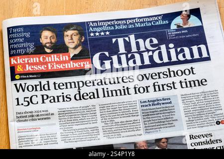 10 gennaio 2025. Il titolo del Guardian legge che le temperature mondiali superano il limite dell'offerta di Parigi di 1,5C per la prima volta. Foto Stock