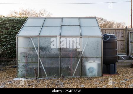 Una piccola serra ricoperta di gelo in una fredda mattina d'inverno. Foto Stock
