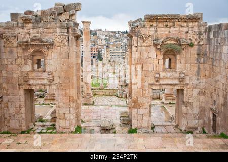 Visualizzazione attraverso l'antico tempio di Artemide in città antica Gerasa di Jerash moderno , Giordania Foto Stock