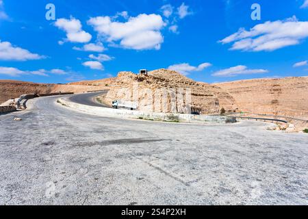 Strada su mountain pass in Giordania e nella giornata di sole Foto Stock