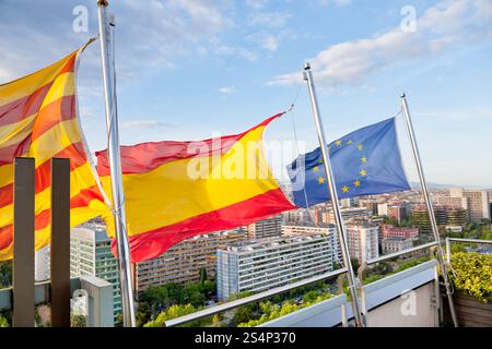 Il catalano, spagnolo, bandiera UE sotto la città di Barcellona Foto Stock