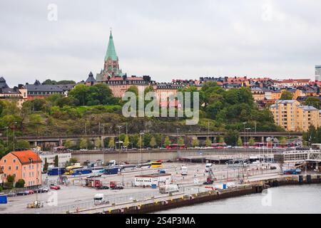 Vista sul terminale marittimo e la vecchia chiesa di Sofia a Stoccolma, Svezia Foto Stock