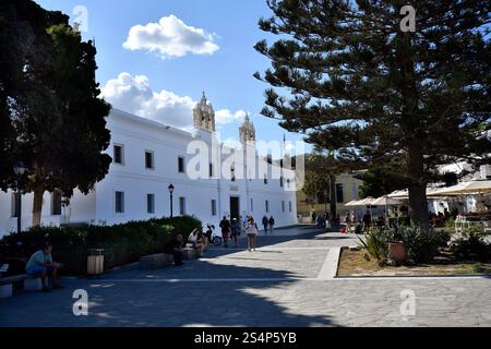 Parikia, Grecia - 17 settembre 2024: Persone non identificate di fronte alla Panagia Ekatontapiliani, un complesso storico di chiesa bizantina a Parikia in Foto Stock