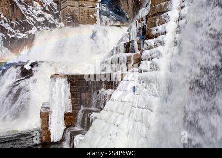 Rainbow sul fiume cascata in inverno Foto Stock