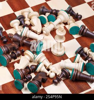 Re bianco e disseminati in pezzi di scacchi sulla scacchiera Foto Stock