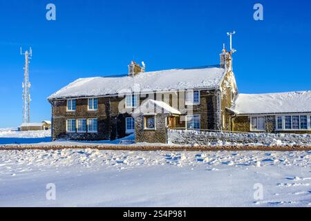 Il Cat and Fiddle inn nella neve invernale. Il pub si trova sulle brughiere tra Buxton e Macclesfield nel Peak District Foto Stock
