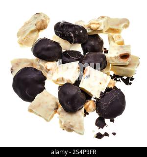 prugne in cioccolato fondente e cioccolato bianco con nocciole isolate su sfondo bianco Foto Stock