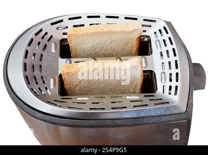 Due nuove fette di pane nel tostapane metallico isolato su sfondo bianco Foto Stock