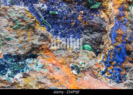 Azurite con malachite su matrice limonite-goethite, spazzola di piccoli cristalli. Texture fotografica di sfondo minerale naturale astratto Foto Stock