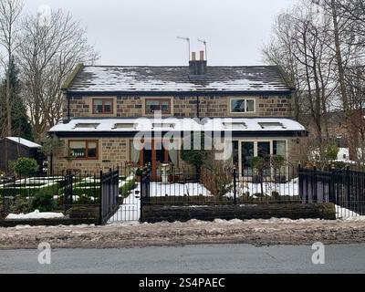 Burley a Wharfedale Regno Unito Yorkshire Inghilterra Village Town gente Inverno Autunno Primavera freddo ghiaccio neve case in pietra di vecchi giardini di design vittoriano Foto Stock
