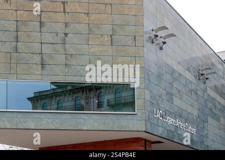 Lugano, Svizzera - 22 dicembre 2024: La facciata moderna del LAC (Lugano Arte e Cultura) con vetro riflettente Foto Stock