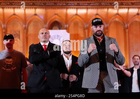 Foto del file del 23/10/24 di Tyson Fury e Oleksandr Usyk . Tyson Fury ha affermato di essersi ritirato dal pugilato in un video post sui social media. Il 36enne ex campione del mondo dei pesi massimi ha perso il suo secondo incontro con l'attuale detentore del titolo Oleksandr Usyk il mese scorso in Arabia Saudita. Data di pubblicazione: Lunedì 13 gennaio 2025. Foto Stock