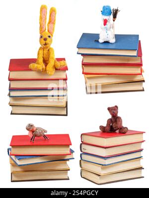 Set di feltro giocattoli morbidi sulla pila di libri isolati su sfondo bianco Foto Stock