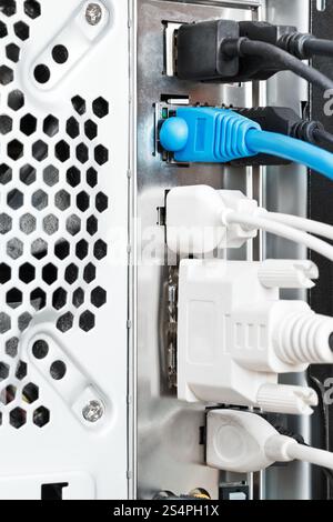Il cavo e i connettori sul retro del computer vicino fino Foto Stock
