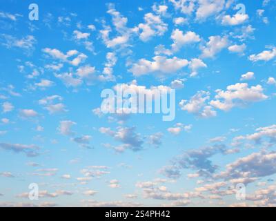 Molte piccole nuvole bianche in estate cielo blu Foto Stock