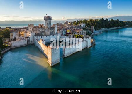 Veduta aerea di Sirmione e castello Scaligero al tramonto. Sirmione, Lago di Garda, Lombardia, Brescia, Italia, Europa. Foto Stock